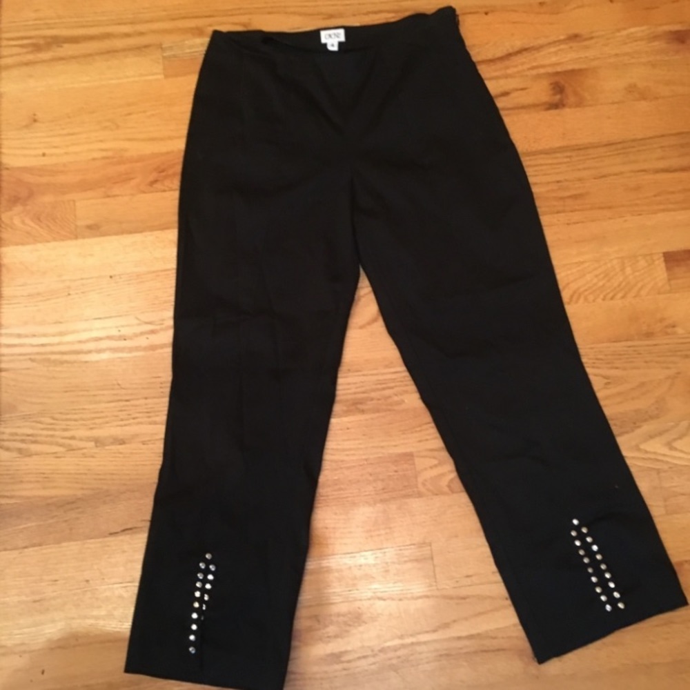 Capris, Cache Black w/ silver nailhead design at leg. 
Size 4